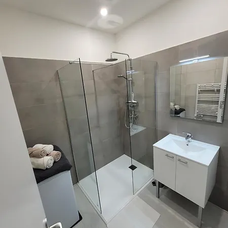 Dans En Rez De Jardin 耶尔