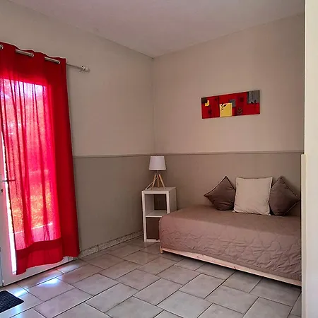 Dans En Rez De Jardin 耶尔