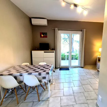 Dans En Rez De Jardin Apartment *